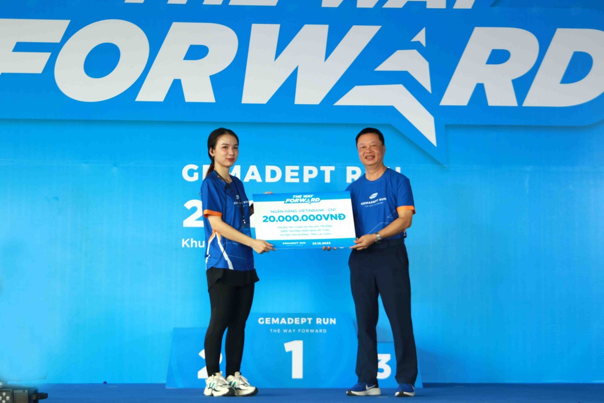 Lãnh đạo Gemadept đón nhận đóng góp từ các đối tác.