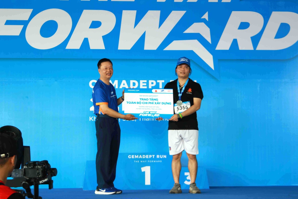 Đại diện Gemadept trao tặng toàn bộ chi phí xây dựng cho ông Hoàng Hoa Trung (phải) người điều hành của Hệ sinh thái Nuôi Em.