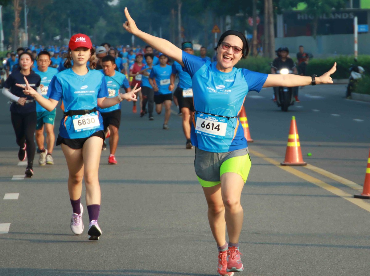 Nụ cười rạng rỡ trên đường đua.