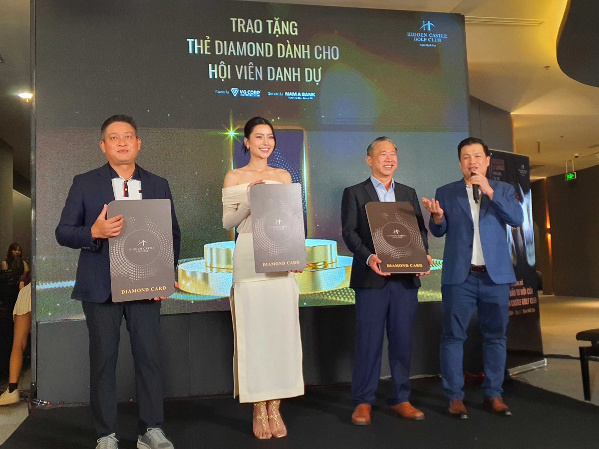 Tại sự kiện, ông Võ Duy Nghĩa, Chủ tịch HĐQT, kiêm Tổng giám đốc VG Corp (phải) trao thẻ VIP cho các hội viên danh dự. Tại sự kiện, ông Võ Duy Nghĩa, Chủ tịch HĐQT, kiêm Tổng giám đốc VG Corp (phải) trao thẻ VIP cho các hội viên danh dự.