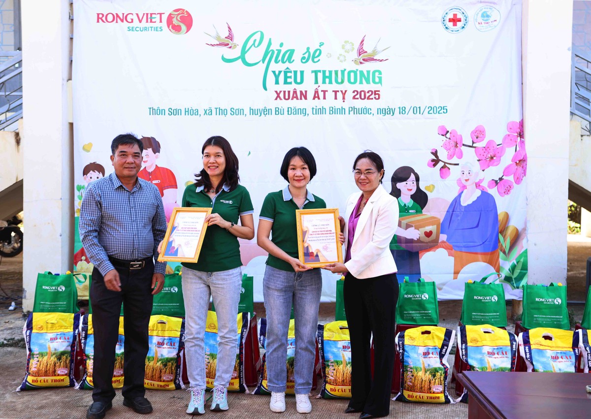 Đại diện Rồng Việt nhận thư cám ơn từ chính quyền địa phương. Trong kế hoạch chương trình “Chia sẻ yêu thương-Xuân Ất Tỵ 2025” , Rồng Việt tiếp tục trao 30 phần tại TP.HCM, 50 phần tại Cần Thơ, và 200 phần tại Yên Bái Đại diện Rồng Việt nhận thư cám ơn từ chính quyền địa phương. Trong kế hoạch chương trình “Chia sẻ yêu thương-Xuân Ất Tỵ 2025” , Rồng Việt tiếp tục trao 30 phần tại TP.HCM, 50 phần tại Cần Thơ, và 200 phần tại Yên Bái