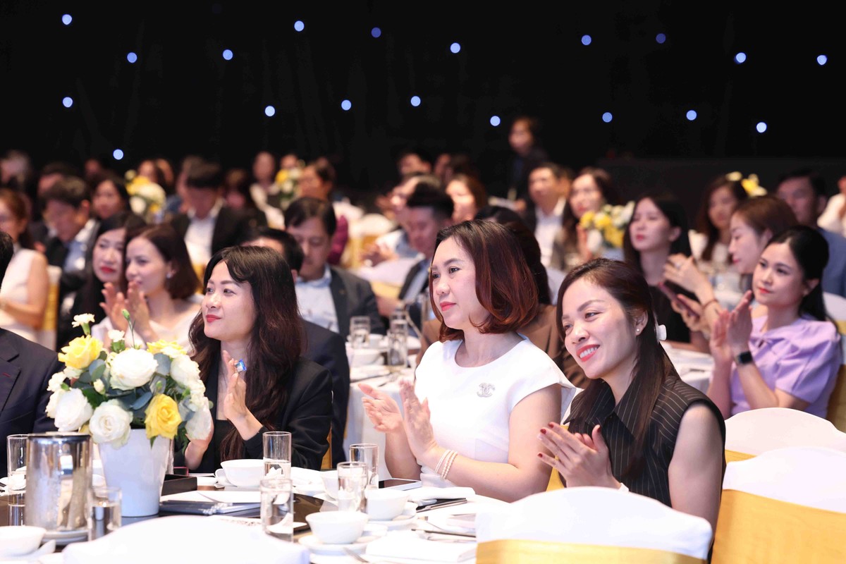 300 đại biểu từ các doanh nghiệp niêm yết, công ty chứng khoán, quỹ đầu tư và các định chế tài chính.