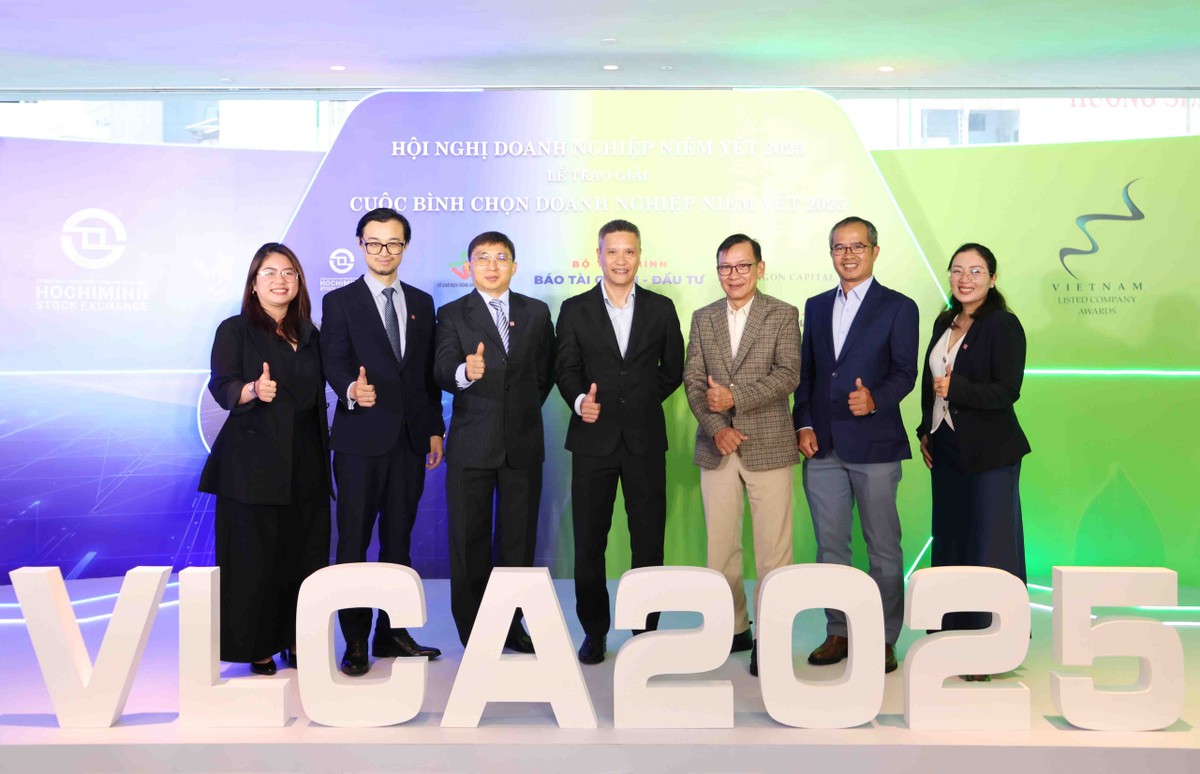 Các thành viên Hội đồng bình chọn Báo cáo Phát triển Bền vững.