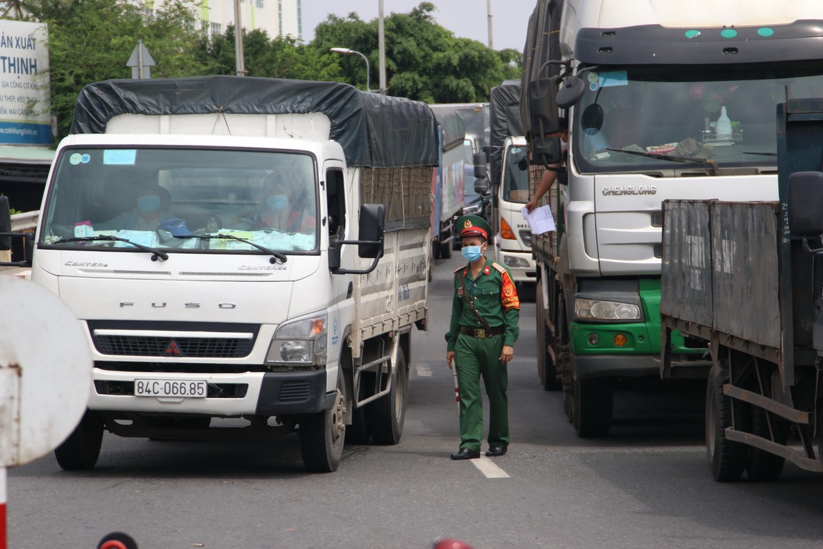 Một chốt chặn kiểm tra hàng hóa lưu thông Ảnh: Lê Toàn Một chốt chặn kiểm tra hàng hóa lưu thông Ảnh: Lê Toàn