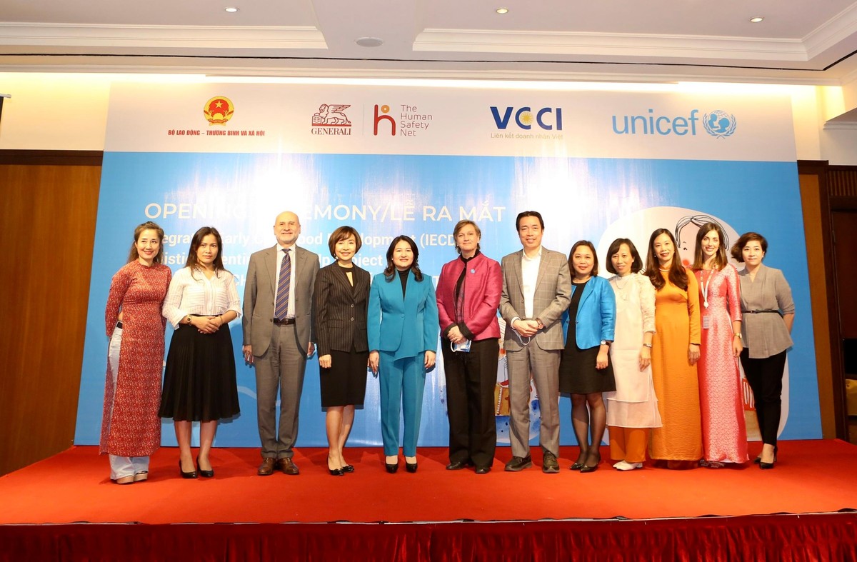 Generali và Tổ chức The Human Safety Net phối hợp cùng UNICEF, Bộ Lao động, Thương binh và xã hội, Phòng Thương mại Công nghiệp Việt Nam ra mắt dự án “Làm Cha Mẹ trong Phát triển Toàn diện Trẻ Thơ”. Generali và Tổ chức The Human Safety Net phối hợp cùng UNICEF, Bộ Lao động, Thương binh và xã hội, Phòng Thương mại Công nghiệp Việt Nam ra mắt dự án “Làm Cha Mẹ trong Phát triển Toàn diện Trẻ Thơ”.