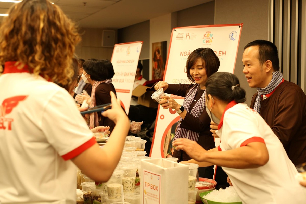 Tổng giám đốc Tina Nguyễn và ban lãnh đạo Generali Việt Nam đã tài trợ và trực tiếp phục vụ tại gian hàng ẩm thực nhằm gây quỹ cho chương trình “Ngày Mai Cho Em”. Tổng giám đốc Tina Nguyễn và ban lãnh đạo Generali Việt Nam đã tài trợ và trực tiếp phục vụ tại gian hàng ẩm thực nhằm gây quỹ cho chương trình “Ngày Mai Cho Em”.