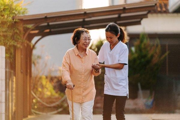 FWD tiên phong trên thị trường mang đến các dịch vụ chăm sóc khách hàng ngay cả khi hợp đồng bảo hiểm đã chấm dứt.