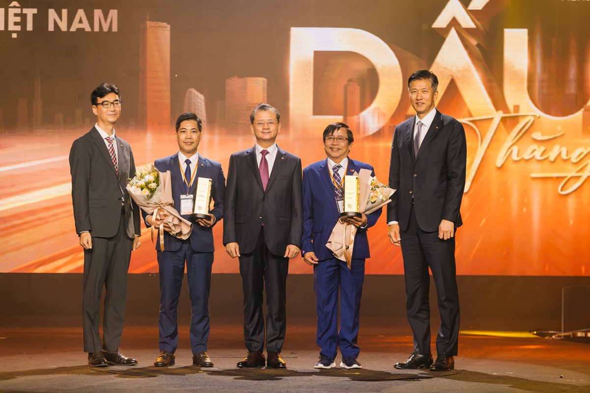 Ban Lãnh đạo cấp cao Hanwha Life vinh danh và tri ân ông Hồ Văn Đức – Giám đốc văn phòng Tổng Đại lý An Nhơn (đứng thứ 2 từ phải qua) trong sự kiện kỷ niệm 15 năm thành lập Công ty