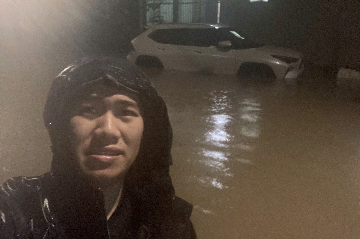 Giám định viên bảo hiểm vất vả giám định xe cho khách hàng trong mùa bão Giám định viên bảo hiểm vất vả giám định xe cho khách hàng trong mùa bão