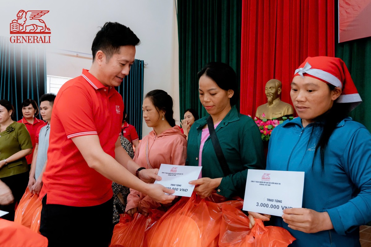 Generali Việt Nam cũng trao 50 phần quà trị giá 180 triệu đồng cho các hộ dân xã Tòng Sành, huyện Bát Xát, Lào Cai