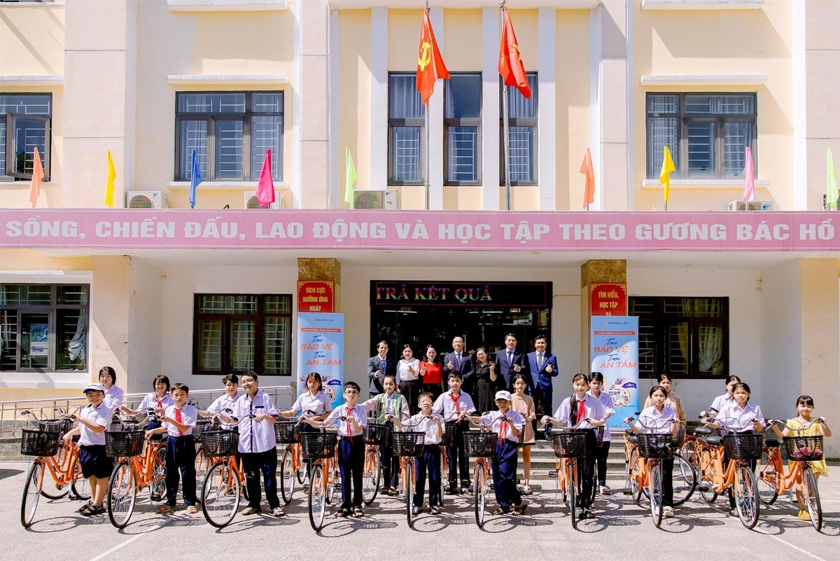 Hanwha Life Việt Nam trao tặng xe đạp cho các em học sinh, trong dự án “Trao bảo vệ, trọn an tâm” năm 2024. Hanwha Life Việt Nam trao tặng xe đạp cho các em học sinh, trong dự án “Trao bảo vệ, trọn an tâm” năm 2024.