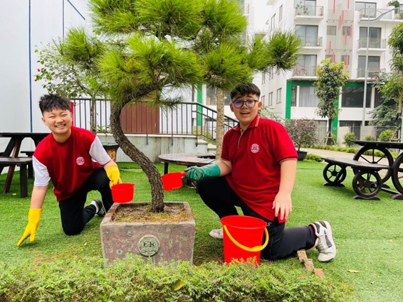 Trường Times School Khai Sơn cũng gây ấn tượng mạnh với mô hình lớp học tích hợp phát triển tinh thần, nơi học sinh thực hành “hộp cảm xúc”, viết thư biết ơn, hít thở thư giãn và chia sẻ cảm xúc hàng tuần cùng thầy cô Trường Times School Khai Sơn cũng gây ấn tượng mạnh với mô hình lớp học tích hợp phát triển tinh thần, nơi học sinh thực hành “hộp cảm xúc”, viết thư biết ơn, hít thở thư giãn và chia sẻ cảm xúc hàng tuần cùng thầy cô