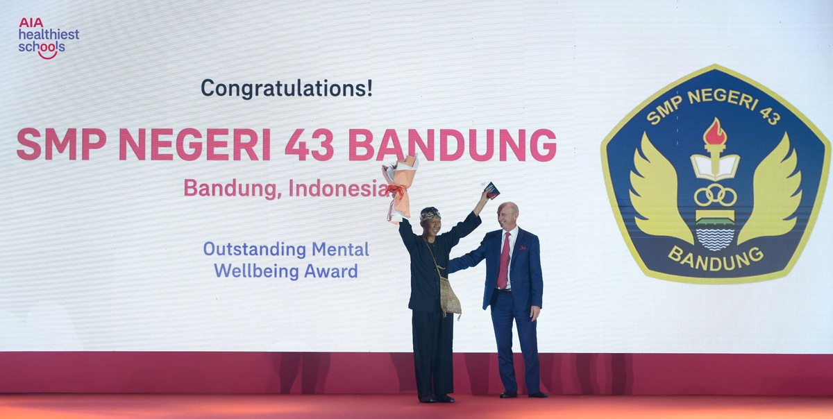 Giải Sức khỏe tinh thần – Trường SMP Negeri 43 Bandung, Indonesia. Học sinh tại đây đã phát triển một ứng dụng di động cho phép báo cáo tình trạng bắt nạt ẩn danh, đồng thời cung cấp các tài nguyên hỗ trợ tâm lý. Sáng kiến đã góp phần tạo nên môi trường học tập an toàn, hòa nhập và nâng cao sự tự tin cho học sinh. Giải Sức khỏe tinh thần – Trường SMP Negeri 43 Bandung, Indonesia. Học sinh tại đây đã phát triển một ứng dụng di động cho phép báo cáo tình trạng bắt nạt ẩn danh, đồng thời cung cấp các tài nguyên hỗ trợ tâm lý. Sáng kiến đã góp phần tạo nên môi trường học tập an toàn, hòa nhập và nâng cao sự tự tin cho học sinh.