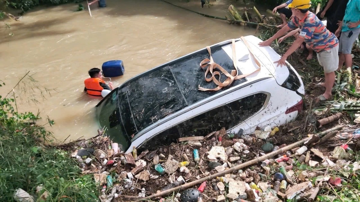 Tại Thanh Hóa, bão kèm mưa lũ đã cuốn trôi một xe ô tô, gây thiệt hại nghiêm trọng. Đội cứu hộ của PTI đã nhanh chóng có mặt tại hiện trường để ứng cứu đồng thời tiến hành giám định thiệt hại ban đầu.