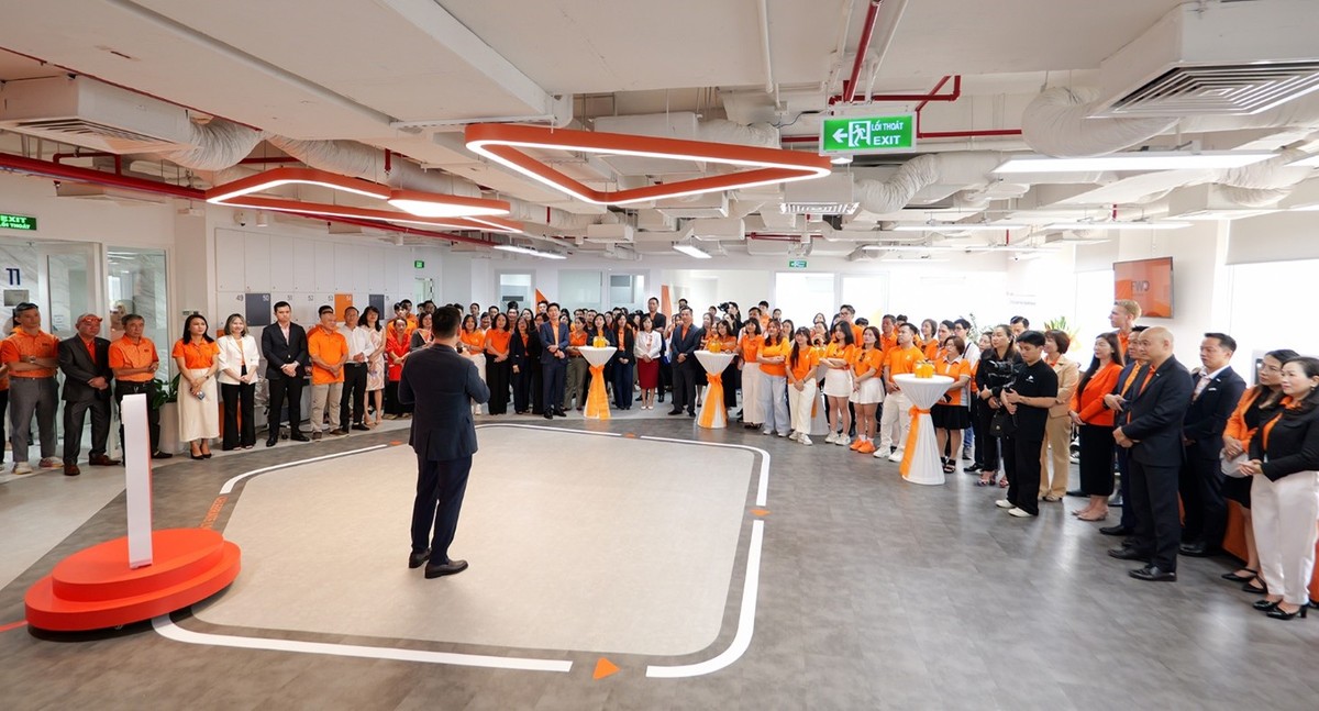 FWD cũng đầu tư mạnh vào các khu vực huấn luyện đa năng, hội họp và những góc “chilling”, tạo không gian sáng tạo và kết nối cho đội ngũ tư vấn. FWD cũng đầu tư mạnh vào các khu vực huấn luyện đa năng, hội họp và những góc “chilling”, tạo không gian sáng tạo và kết nối cho đội ngũ tư vấn.