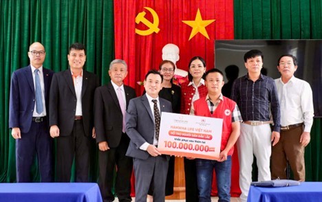 Đại diện Hanwha Life Việt Nam trao khoản ủng hộ đến đại diện Hội Chữ thập đỏ tỉnh Đắk Lắk