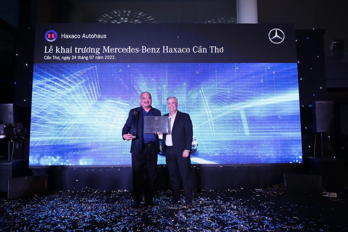 Ông Brad Kelly, Tổng giám đốc của Mercedes-Benz Việt Nam trao Chứng nhận Đại lý ủy quyền Mercedes-Benz Haxaco Cần Thơ cho Chủ tịch HĐQT Haxaco Đỗ Tiến Dũng. Ông Brad Kelly, Tổng giám đốc của Mercedes-Benz Việt Nam trao Chứng nhận Đại lý ủy quyền Mercedes-Benz Haxaco Cần Thơ cho Chủ tịch HĐQT Haxaco Đỗ Tiến Dũng.