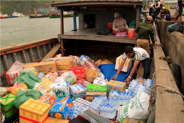 Dân đảo vượt biển vào đất liền sắm Tết ảnh 6 Dân đảo vượt biển vào đất liền sắm Tết ảnh 6