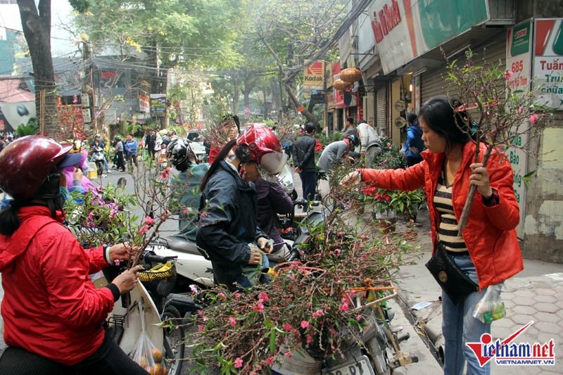 Người Hà Nội chen chân đi phiên chợ cuối cùng của năm ảnh 9