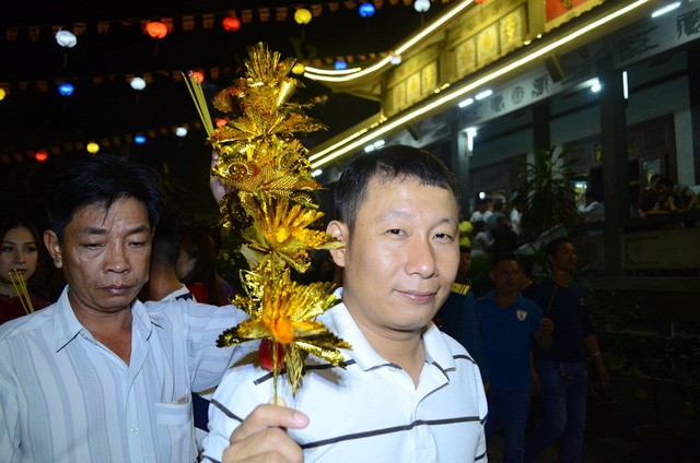TP. HCM: Hàng ngàn người dân đến chùa xin lộc thời khắc giao thừa ảnh 11 TP. HCM: Hàng ngàn người dân đến chùa xin lộc thời khắc giao thừa ảnh 11