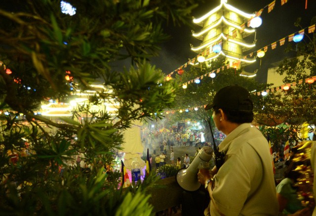TP. HCM: Hàng ngàn người dân đến chùa xin lộc thời khắc giao thừa ảnh 14 TP. HCM: Hàng ngàn người dân đến chùa xin lộc thời khắc giao thừa ảnh 14
