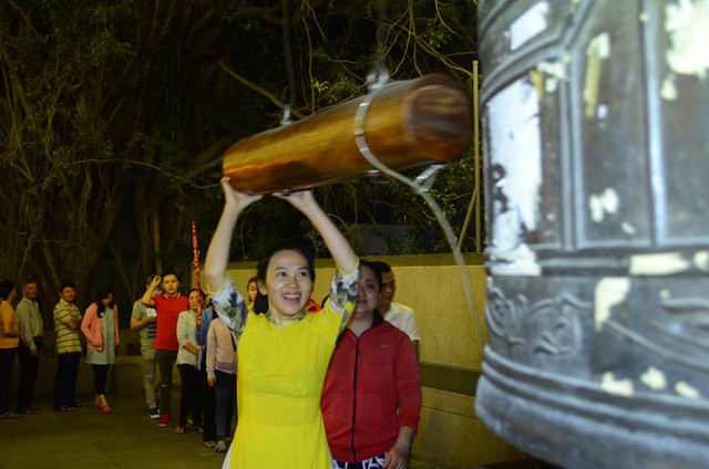 TP. HCM: Hàng ngàn người dân đến chùa xin lộc thời khắc giao thừa ảnh 4 TP. HCM: Hàng ngàn người dân đến chùa xin lộc thời khắc giao thừa ảnh 4