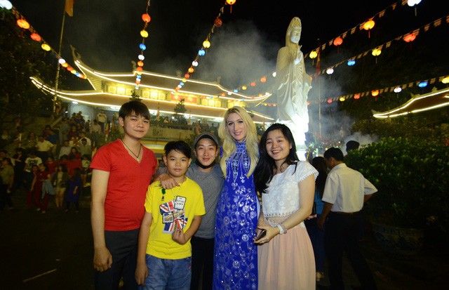TP. HCM: Hàng ngàn người dân đến chùa xin lộc thời khắc giao thừa ảnh 6 TP. HCM: Hàng ngàn người dân đến chùa xin lộc thời khắc giao thừa ảnh 6