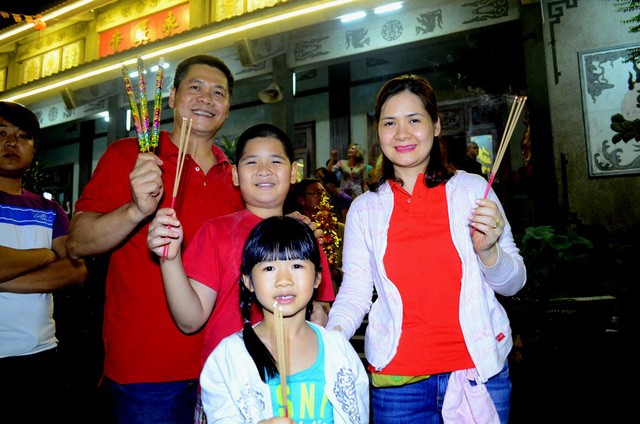 TP. HCM: Hàng ngàn người dân đến chùa xin lộc thời khắc giao thừa ảnh 7 TP. HCM: Hàng ngàn người dân đến chùa xin lộc thời khắc giao thừa ảnh 7