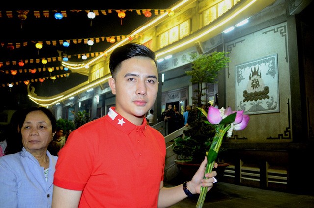 TP. HCM: Hàng ngàn người dân đến chùa xin lộc thời khắc giao thừa ảnh 8 TP. HCM: Hàng ngàn người dân đến chùa xin lộc thời khắc giao thừa ảnh 8