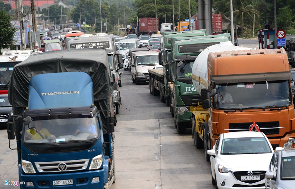 Trạm thu phí xả cửa vì người dân ùn ùn đi nghỉ lễ ảnh 11