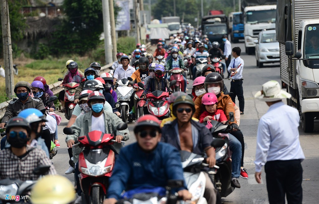Trạm thu phí xả cửa vì người dân ùn ùn đi nghỉ lễ ảnh 12