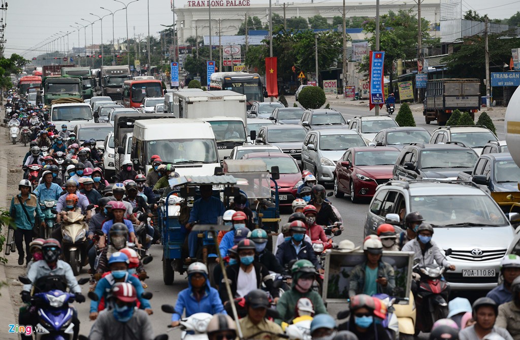 Trạm thu phí xả cửa vì người dân ùn ùn đi nghỉ lễ ảnh 1