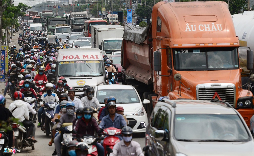 Trạm thu phí xả cửa vì người dân ùn ùn đi nghỉ lễ ảnh 3