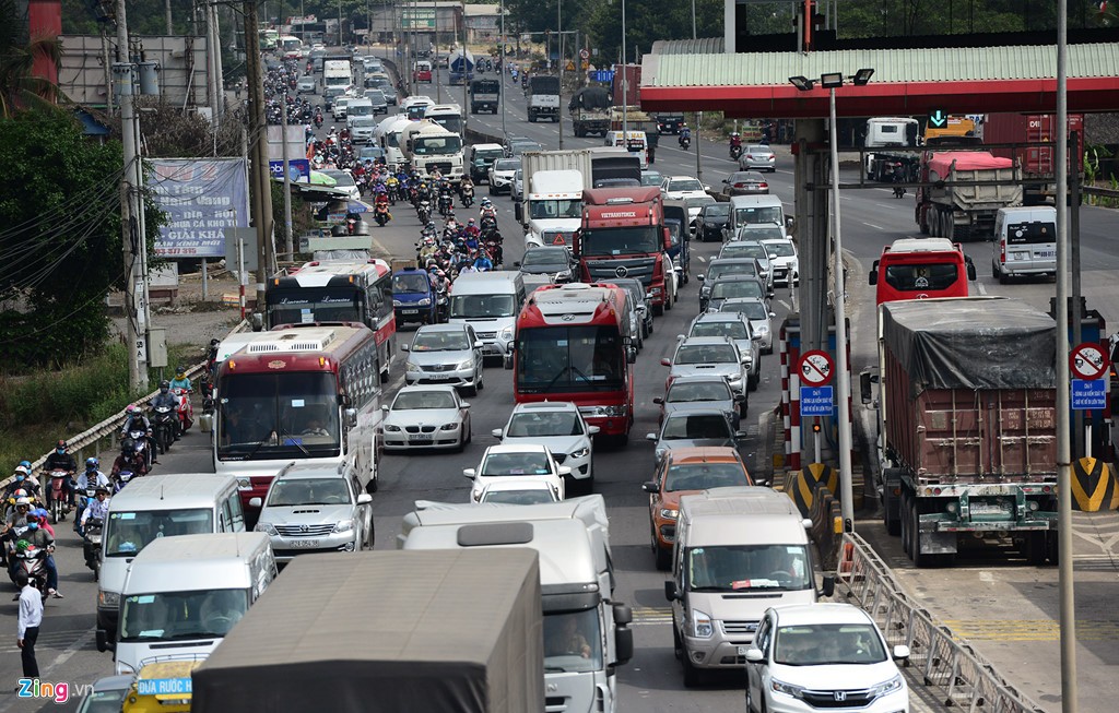 Trạm thu phí xả cửa vì người dân ùn ùn đi nghỉ lễ ảnh 9