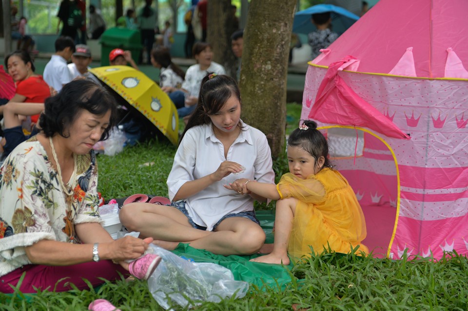 Người dân mang võng vào công viên nằm trốn nắng ngày lễ ảnh 11