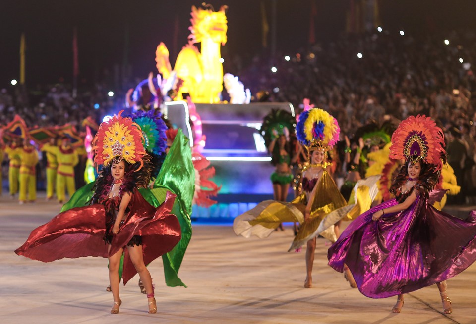 Đêm hội Carnaval Hạ Long tràn ngập màu sắc ảnh 11 Đêm hội Carnaval Hạ Long tràn ngập màu sắc ảnh 11