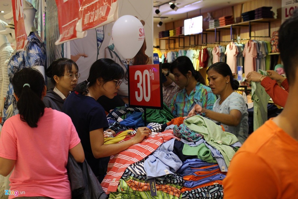 Khuyến mãi sốc dịp lễ 30/4, khách 'xới' đồ hiệu rồi về tay không ảnh 4