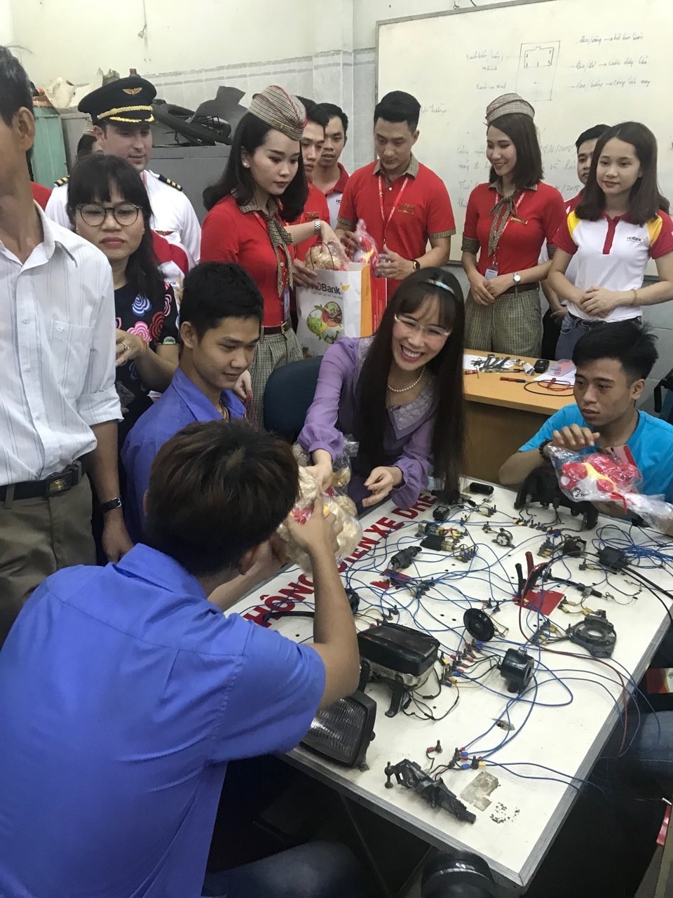 Vietjet mang nụ cười tới các bạn trẻ khuyết tật TP.HCM trong dịp lễ 30/4-1/5 ảnh 9