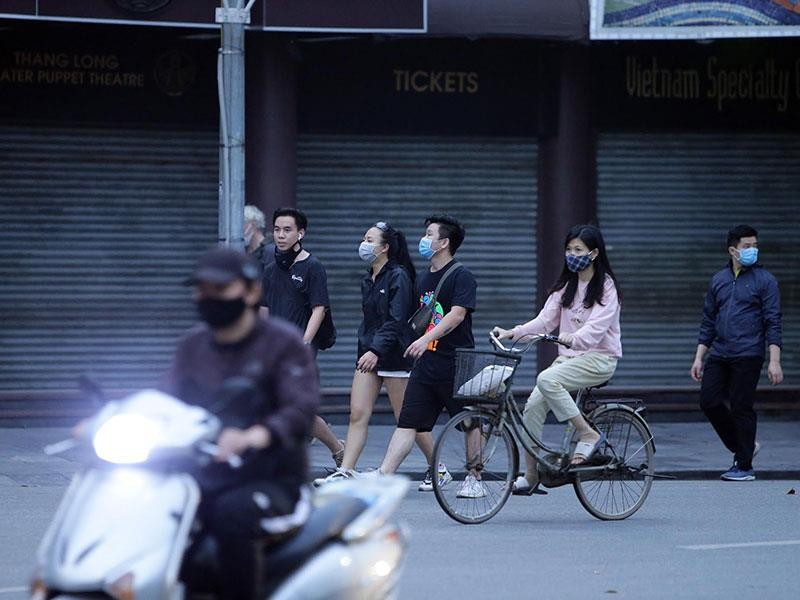 Một bộ phận người dân vẫn “quên” khuyến cáo trong thời gian cách ly xã hội ảnh 2 Một bộ phận người dân vẫn “quên” khuyến cáo trong thời gian cách ly xã hội ảnh 2