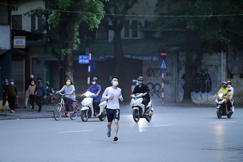 Một bộ phận người dân vẫn “quên” khuyến cáo trong thời gian cách ly xã hội ảnh 6 Một bộ phận người dân vẫn “quên” khuyến cáo trong thời gian cách ly xã hội ảnh 6
