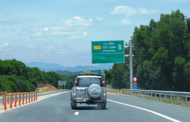 Một đoạn đường cao tốc La Sơn - Túy Loan sắp được đưa vào khai thác. Một đoạn đường cao tốc La Sơn - Túy Loan sắp được đưa vào khai thác.