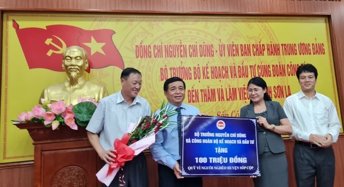 Bộ trưởng Bộ Nguyễn Chí Dũng và Công đoàn Bộ Kế hoạch và Đầu tư trao tặng 100 triệu đồng cho Quỹ người nghèo huyện Sốp Cộp. Bộ trưởng Bộ Nguyễn Chí Dũng và Công đoàn Bộ Kế hoạch và Đầu tư trao tặng 100 triệu đồng cho Quỹ người nghèo huyện Sốp Cộp.