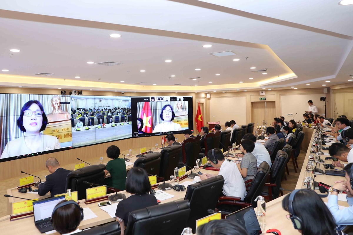 Đại sứ Việt Nam tại Singapore Tào Thị Thanh Hương phát biểu tại Hội nghị. Ảnh: Đức Trung Đại sứ Việt Nam tại Singapore Tào Thị Thanh Hương phát biểu tại Hội nghị. Ảnh: Đức Trung