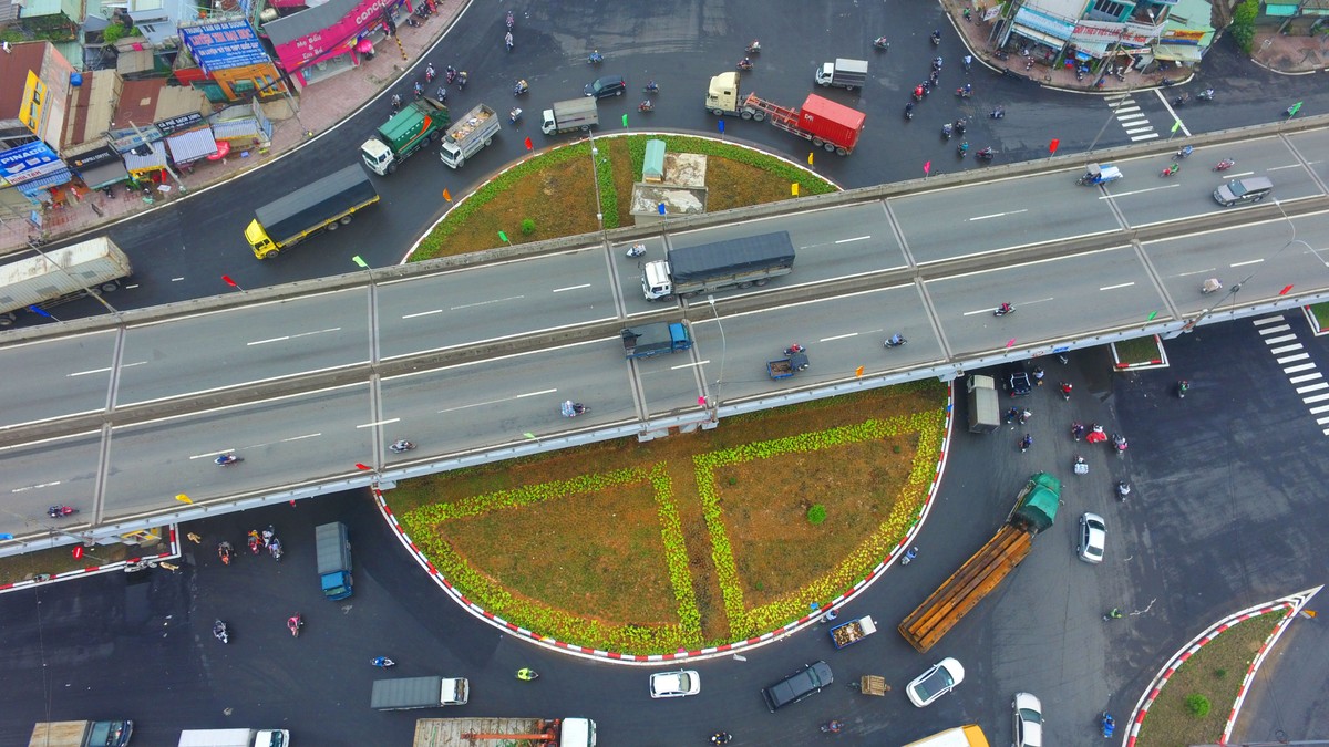 Tâm điểm nút giao thông 3 tầng nhìn từ trên cao.