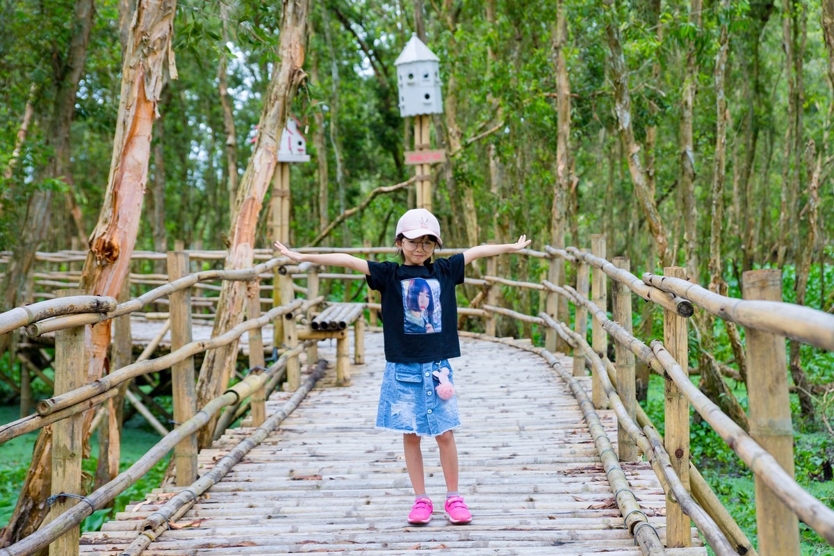 Sải bước trên cầu tre xuyên rừng vừa là dịp để các em nhỏ vận động, vui chơi, đồng thời có thể khám phá trọn vẹn cảnh quan thiên nhiên nguyên sinh trù phú… Sải bước trên cầu tre xuyên rừng vừa là dịp để các em nhỏ vận động, vui chơi, đồng thời có thể khám phá trọn vẹn cảnh quan thiên nhiên nguyên sinh trù phú…