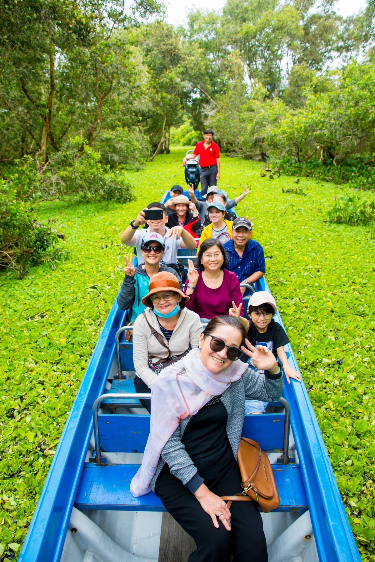 Dù là đi cùng bạn bè hay gia đình, rừng tràm Trà Sư cũng luôn là một sự lựa chọn hoàn hảo. Dù là đi cùng bạn bè hay gia đình, rừng tràm Trà Sư cũng luôn là một sự lựa chọn hoàn hảo.