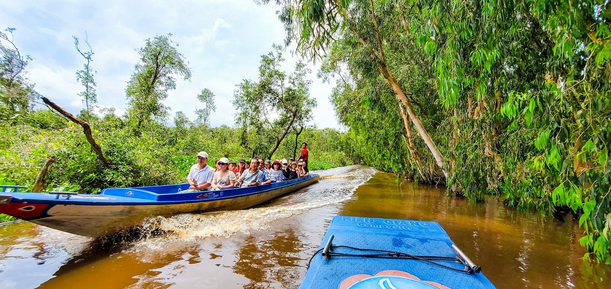 Tắc ráng, tên một loại xuồng, làm bằng gỗ và gắn thêm máy, là phương tiện di chuyển chủ yếu và phổ biến ở miền Tây Nam bộ. Tắc ráng, tên một loại xuồng, làm bằng gỗ và gắn thêm máy, là phương tiện di chuyển chủ yếu và phổ biến ở miền Tây Nam bộ.