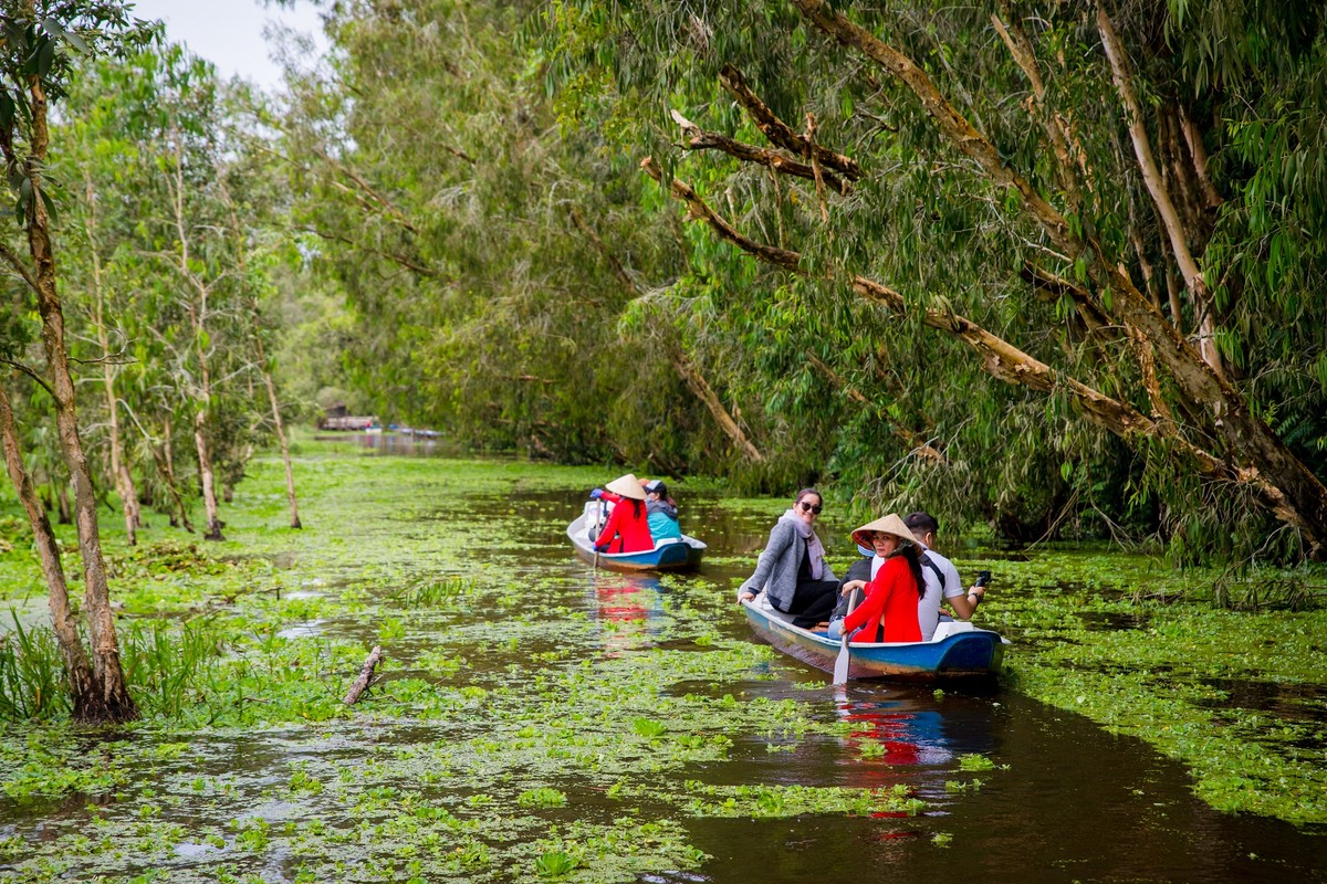 Người dân địa phương sinh ra ở miền sông nước nên họ chèo xuồng rất giỏi. Hơn nữa, với tính cách nhiệt tình, hào sảng, cởi mở của họ khi giới thiệu với bạn về rừng tràm, về quê hương miền Tây sẽ khiến bạn càng thêm yêu thương mảnh đất, con người nơi đây. Người dân địa phương sinh ra ở miền sông nước nên họ chèo xuồng rất giỏi. Hơn nữa, với tính cách nhiệt tình, hào sảng, cởi mở của họ khi giới thiệu với bạn về rừng tràm, về quê hương miền Tây sẽ khiến bạn càng thêm yêu thương mảnh đất, con người nơi đây.