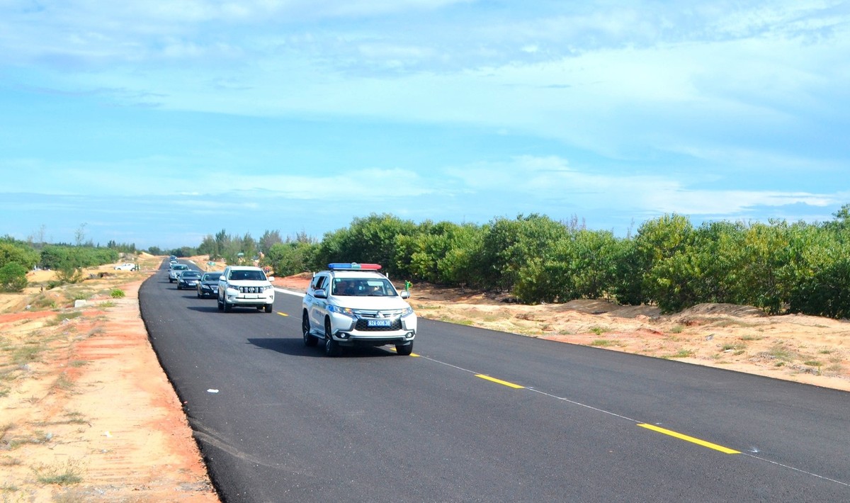 Tuyến đường ven biển tỉnh Quảng Nam đã mở ra sự phát triển cho vùng Đông của tỉnh. Tuyến đường ven biển tỉnh Quảng Nam đã mở ra sự phát triển cho vùng Đông của tỉnh.