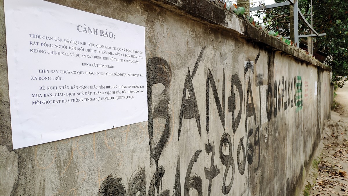 Cuộc chiến “dán và xé” bảng cảnh báo ở Đồng Trúc – Thạch Thất. Ảnh: Dũng Minh Cuộc chiến “dán và xé” bảng cảnh báo ở Đồng Trúc – Thạch Thất. Ảnh: Dũng Minh